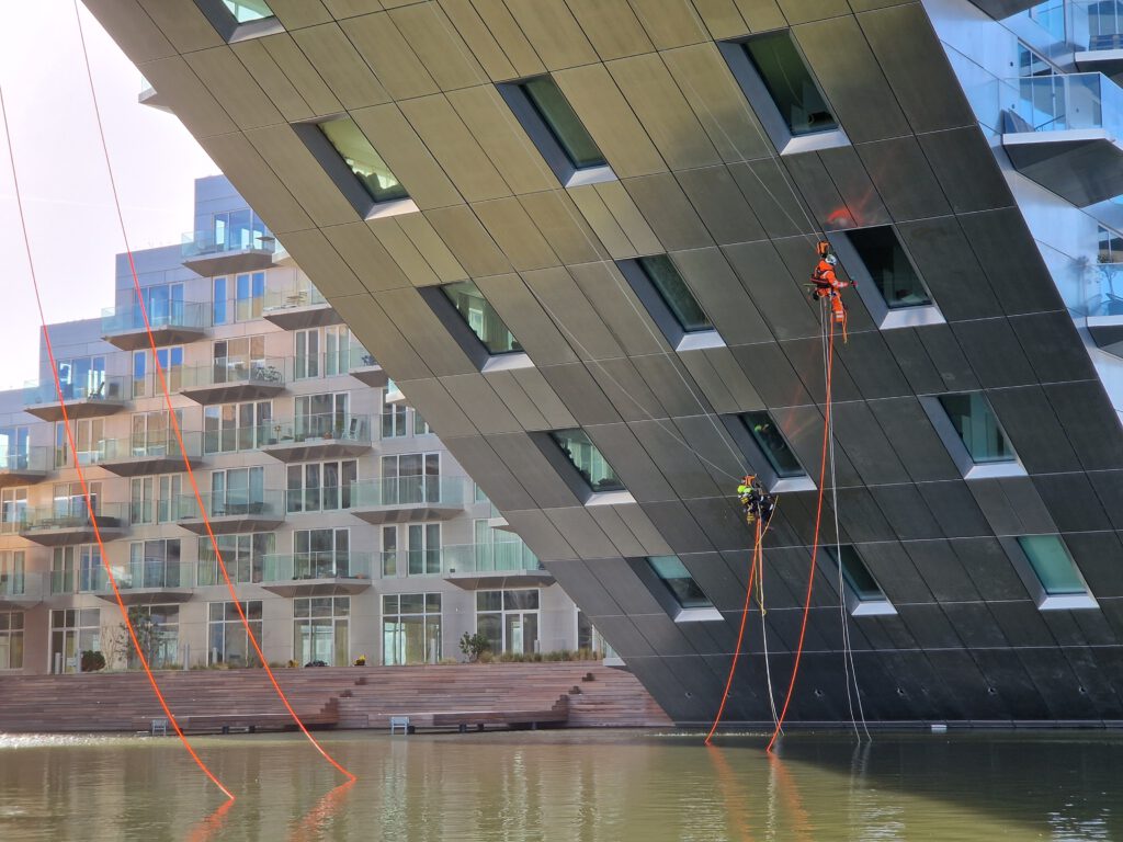 onderhoud hoge gebouwen met rope access techniek